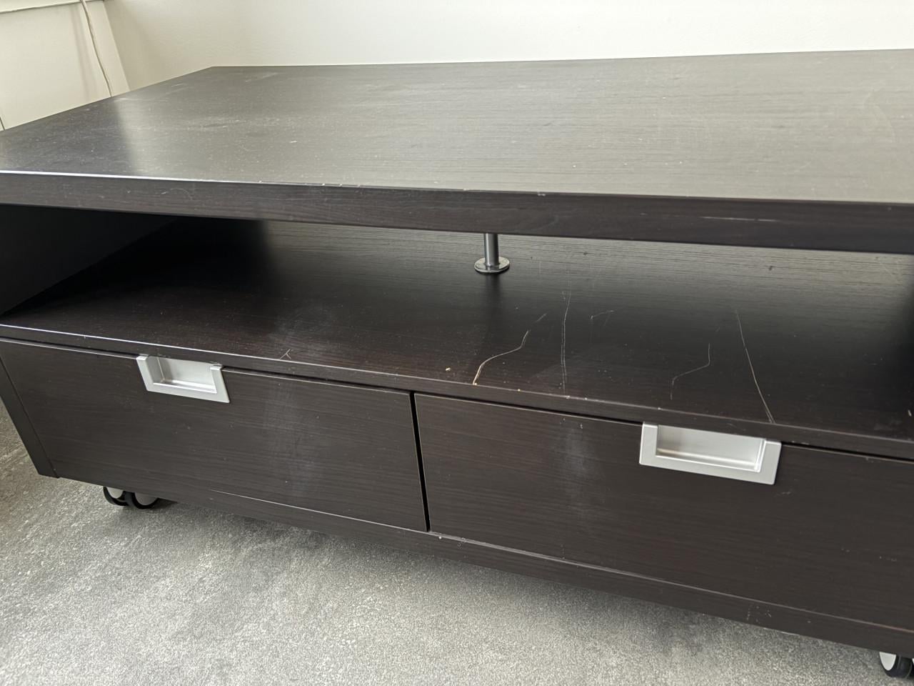 Ikea tafel en tv meubel GRATIS KORTGENE