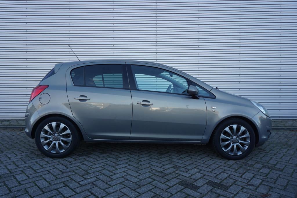 Opel Corsa 1.4-16v '111' edition airco / cruise / elektr. ramen / trekhaak