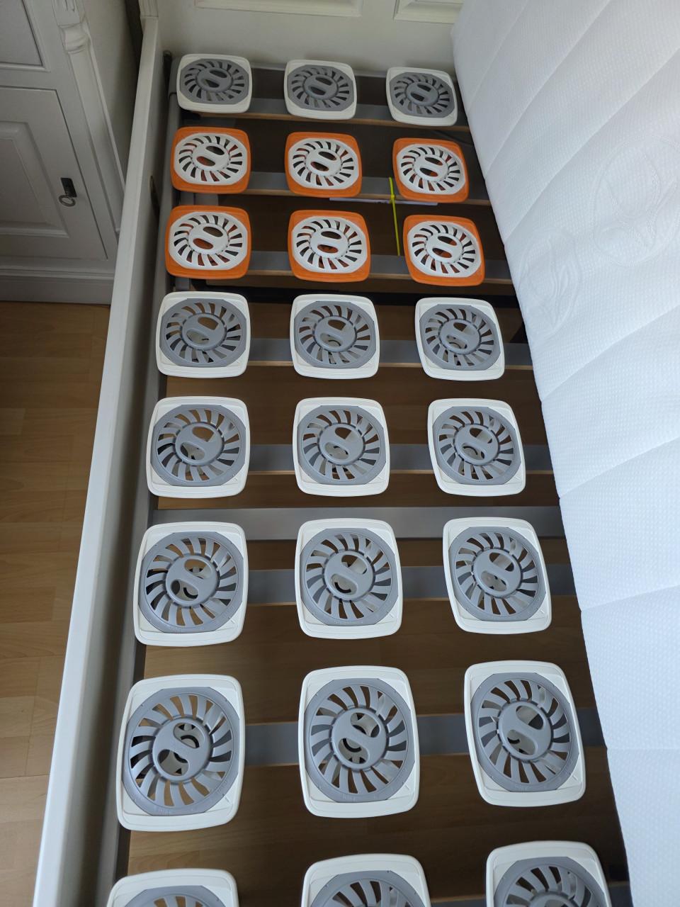 Bed met nachtkastjes