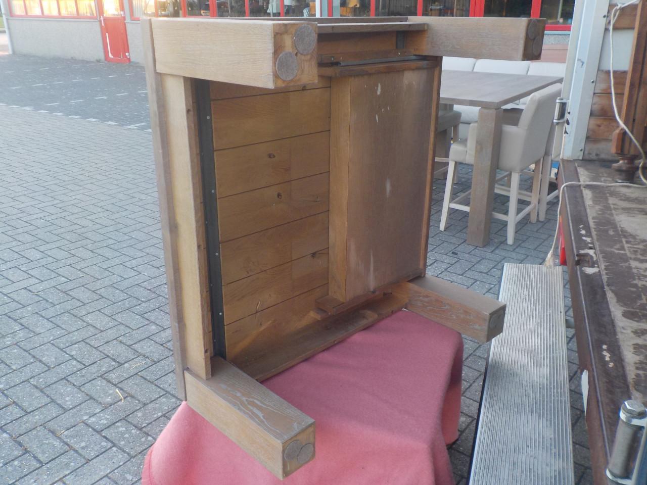Massieve salontafel in vrijwel nieuw staat met geheime  lade rechtonder