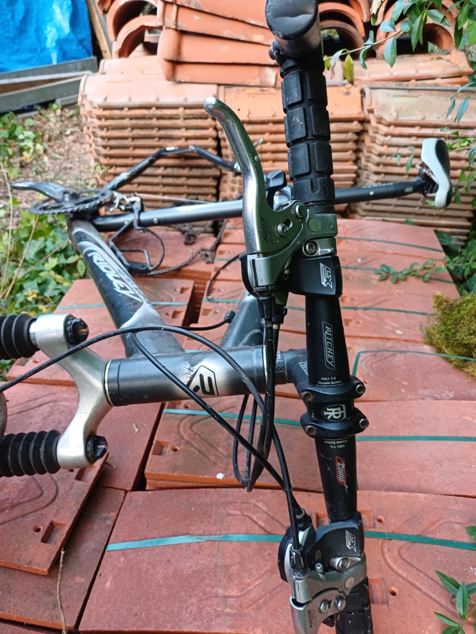Oude race en moutenbike met campagnolo en shimano onderdelen.