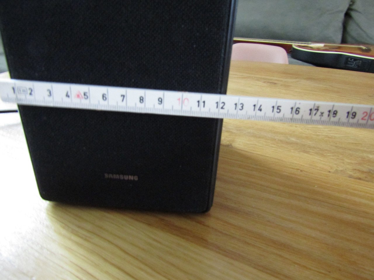 Soundbar surround speakers