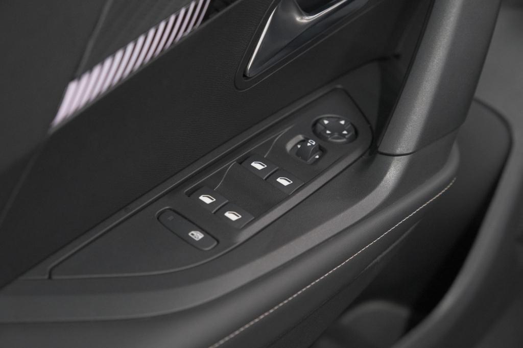 Peugeot 2008 puretech 100 allure | apple carplay | parkeersensoren | climat
