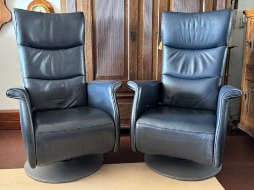 Prominent Twee relaxfauteuils/fauteuils /stoelen.