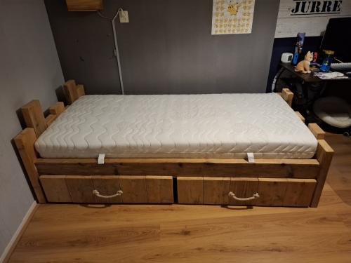 Steigerhouten bed