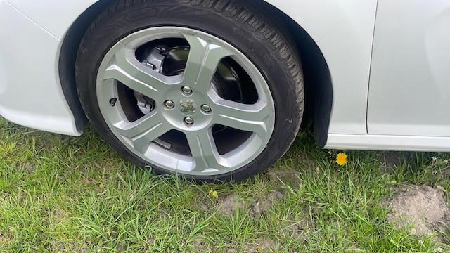 Zeer mooie peugeot 308cc cabrio parelmoet wit weinig km nu 5499 euro