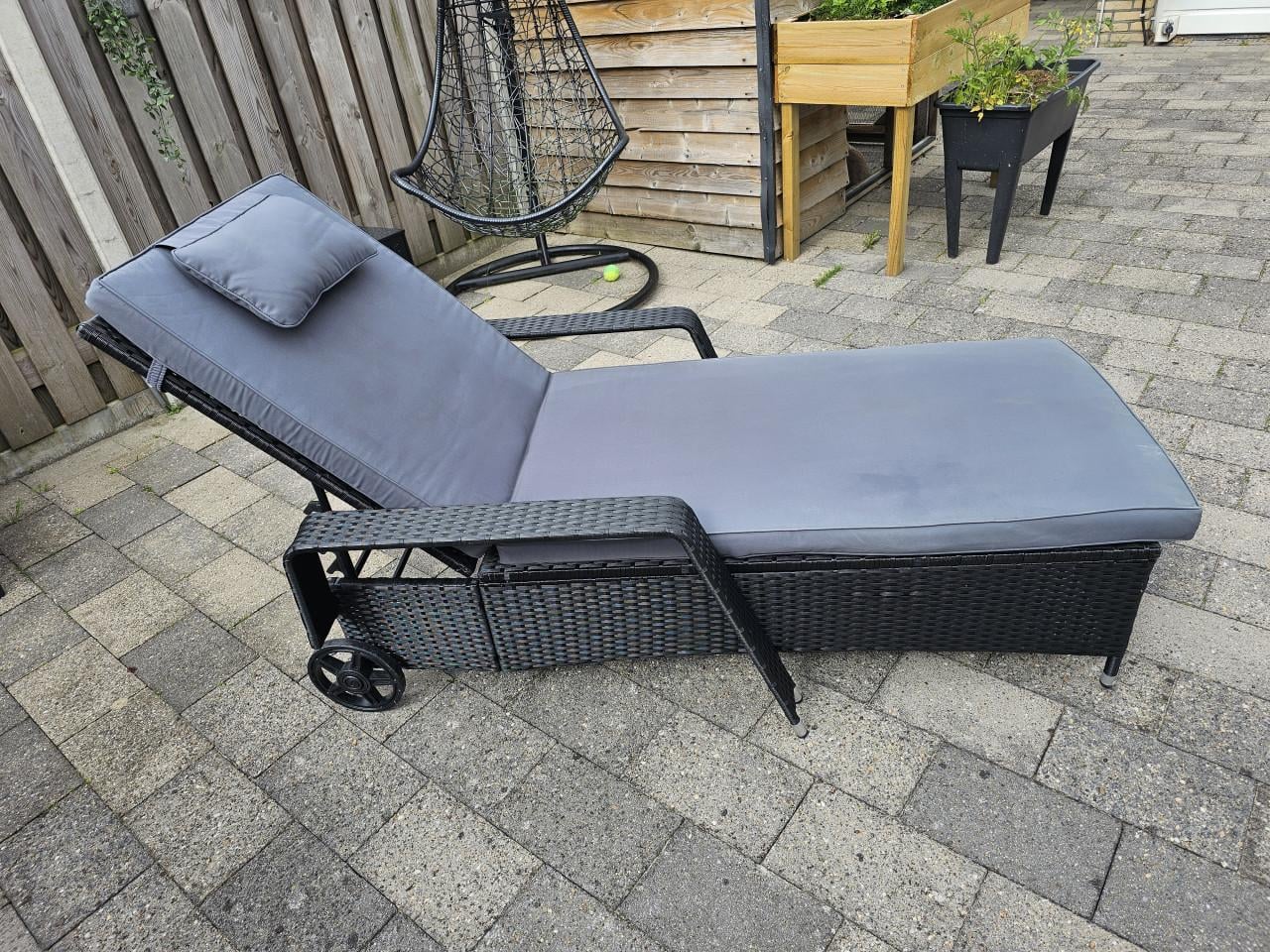 Groot stevig ligbed ligstoel