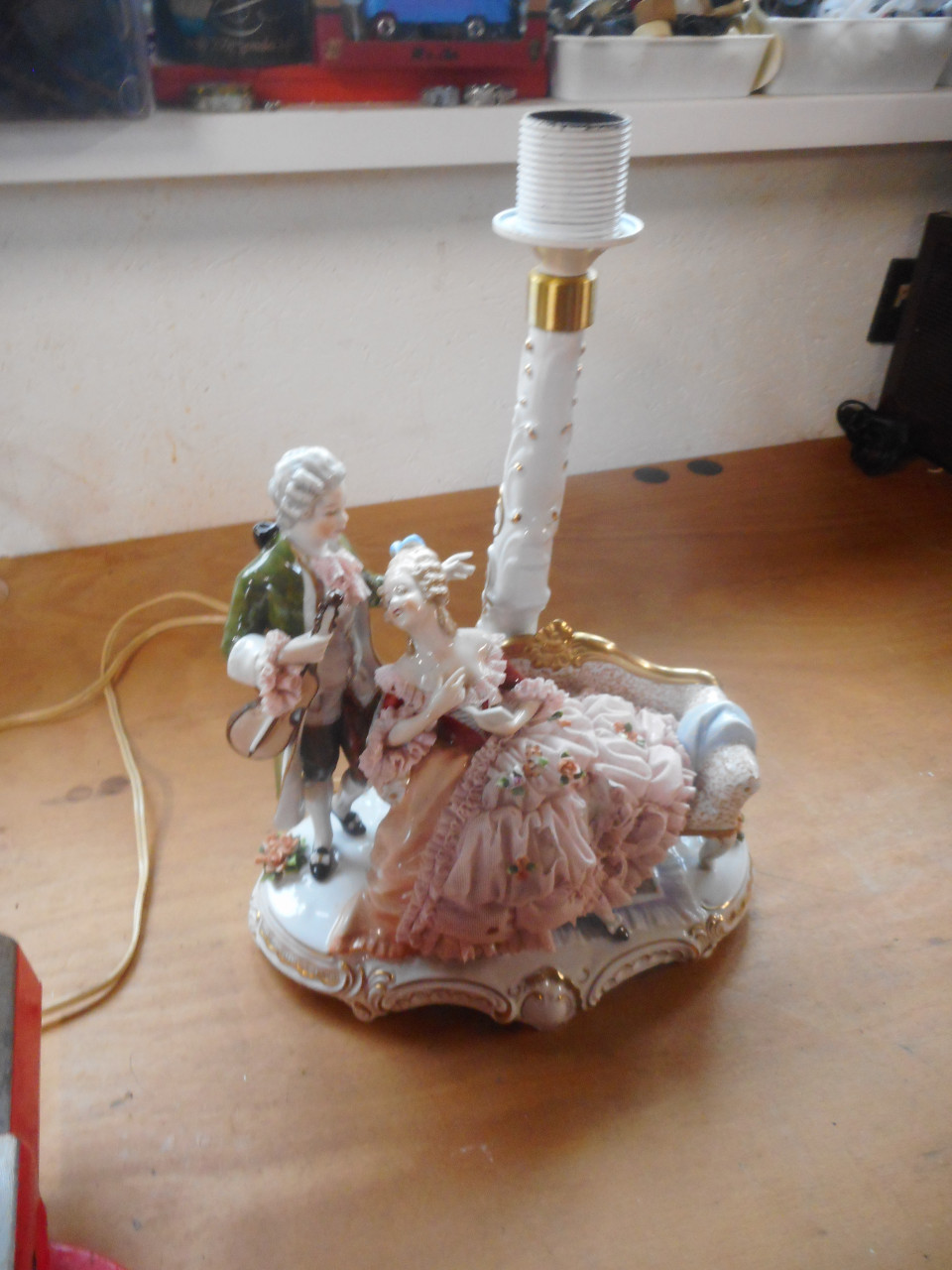 3 porselijne beeldjes met lamp
