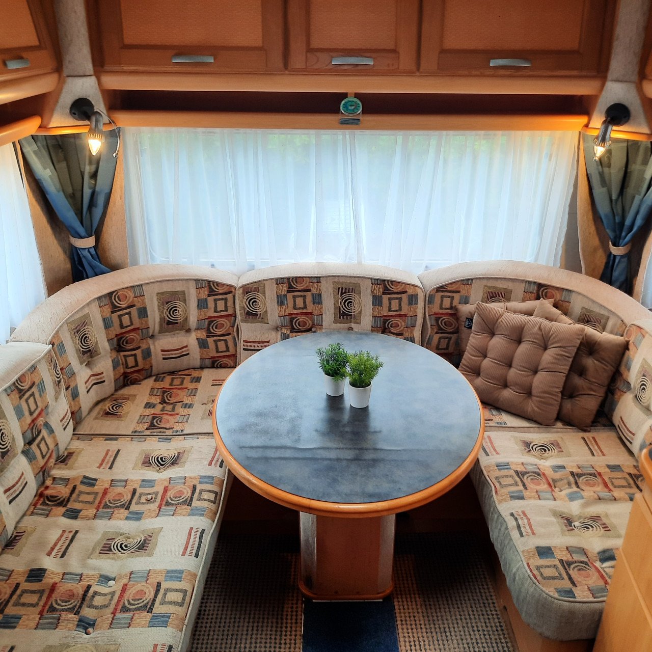 LMC 560 Dominant met voortent, mover en airco (lengtebedden)