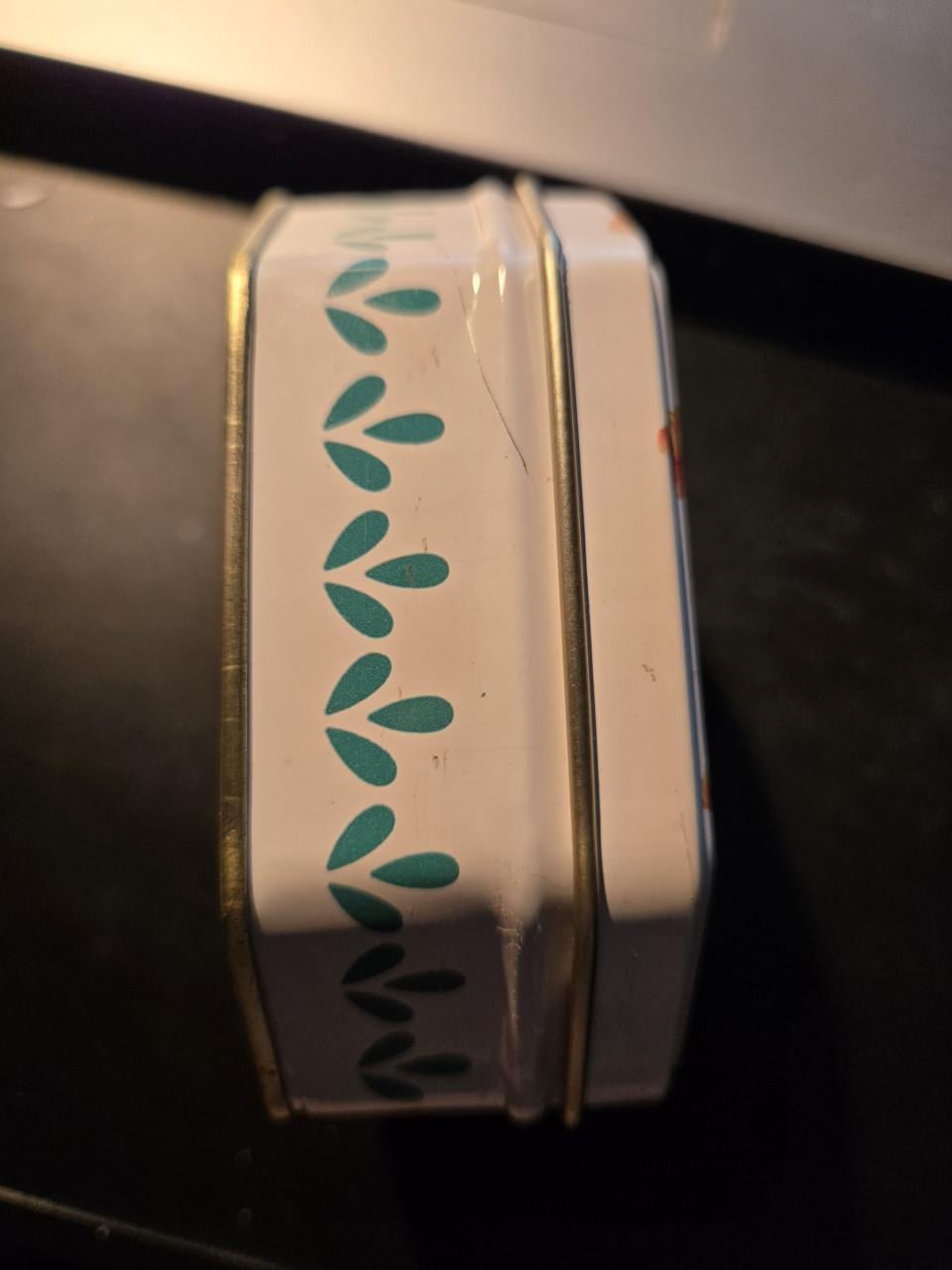 Blikje met daarop de afbeelding van de Nasturtium Fairy,  Flower Fairies