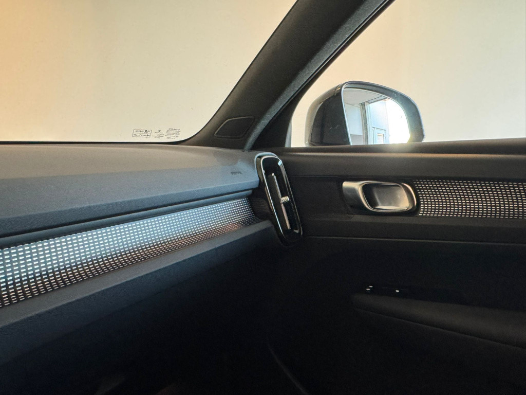 Volvo XC40 1.5 t4 recharge r-design black edition