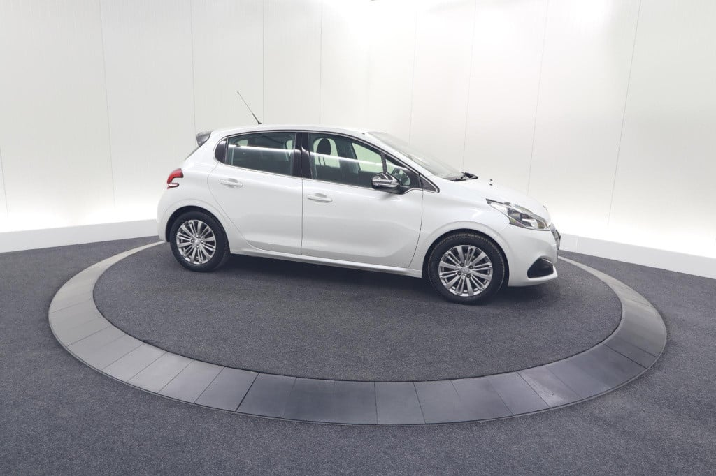 Peugeot 208 puretech 82 blue lease executive | parkeersensoren | navigatie 