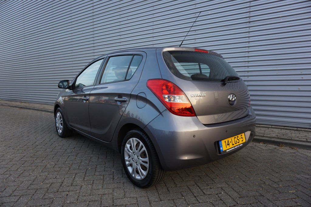 Hyundai I 20 1.2i dynamicversion airco / elektr. ramen / parkeers. / nap