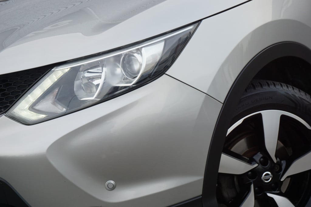Nissan Qashqai 1.2 n-connecta airco / navi / camera / cruise / pano / trekh