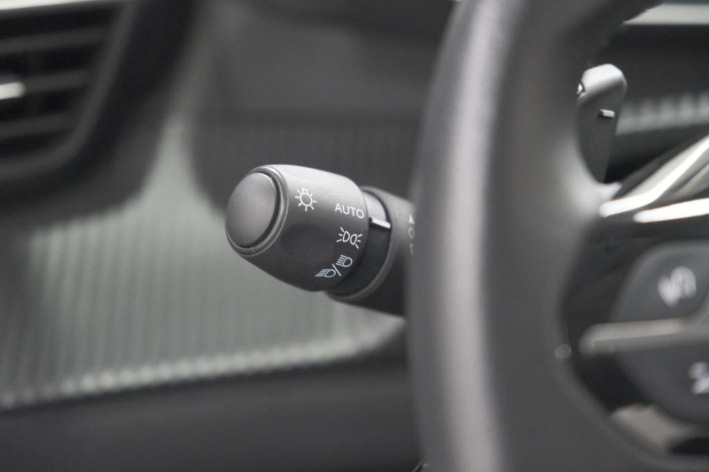Peugeot 208 puretech 100 eat8 allure | camera | navigatie | apple carplay |