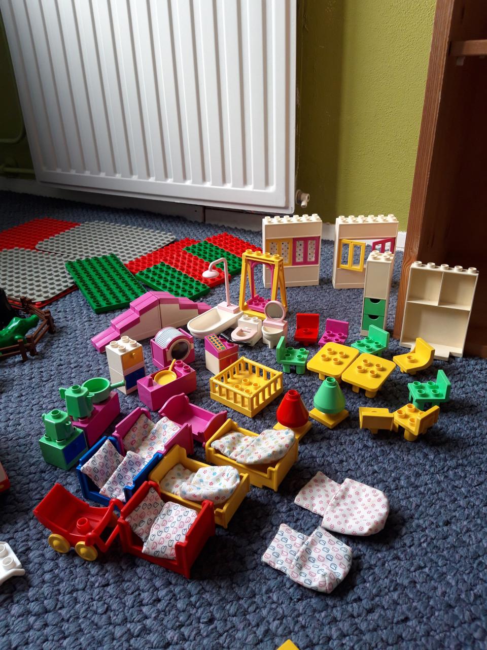 Veel duplo (dierentuin, trein, brandweer, ziekenauto’s enz.)