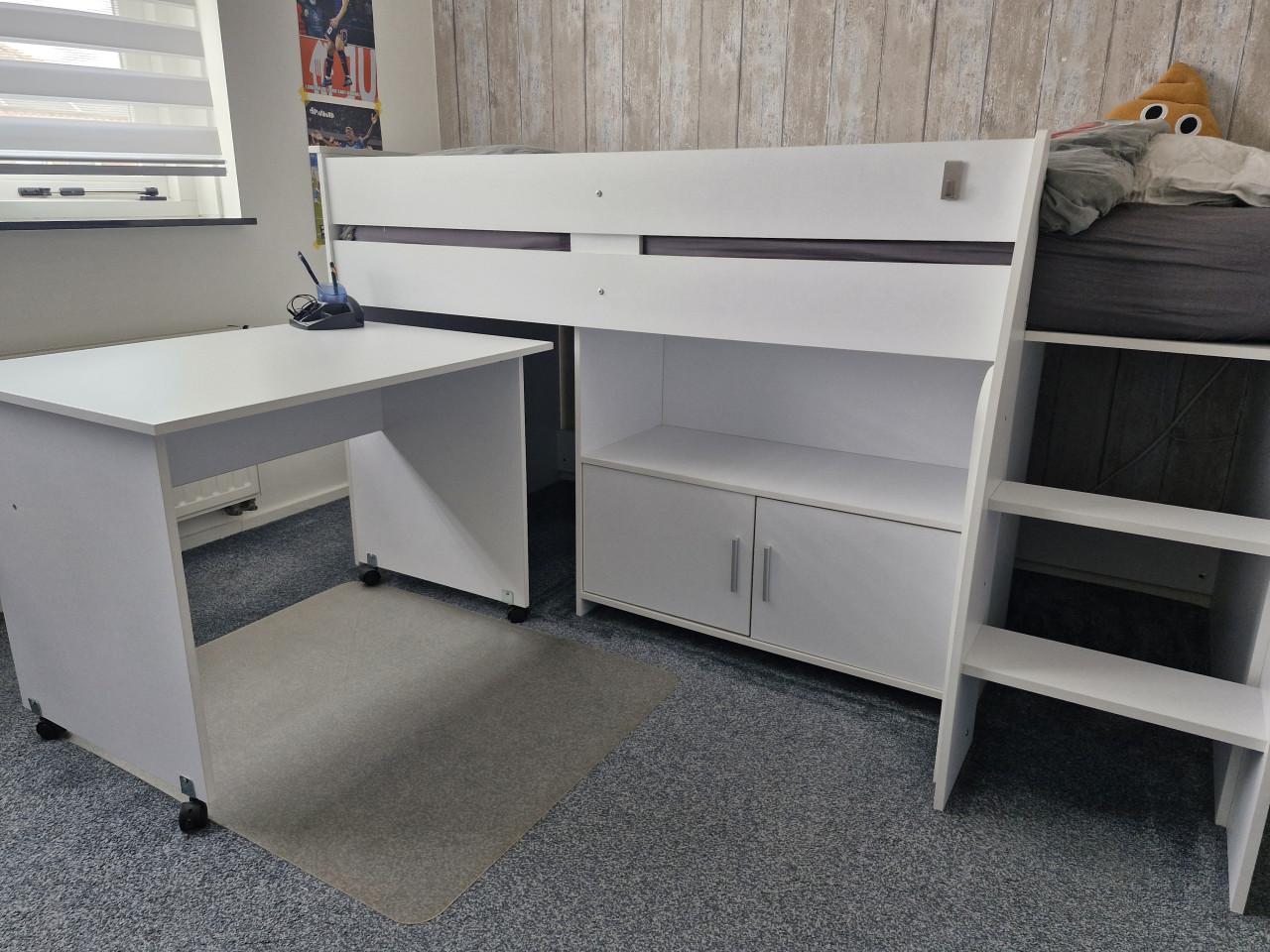 Half-hoogslaper inclusief bureau