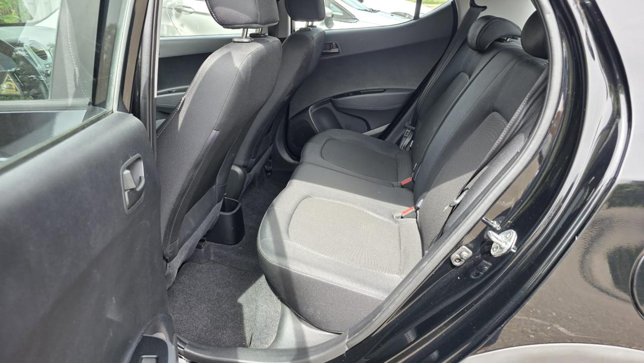 Hyundai I10 2019 met 69300 km Zwart met rode spiegels en sierstrippen.
