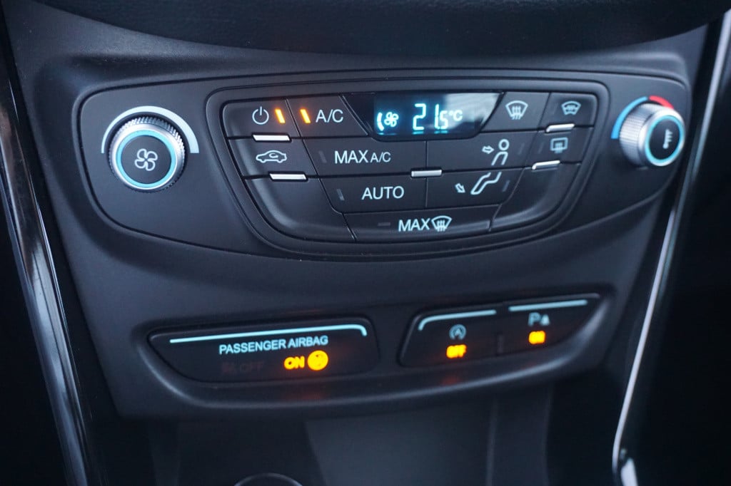 Ford B-max 1.0 ecoboost titanium airco / navi / cruise / camera / parkeers.