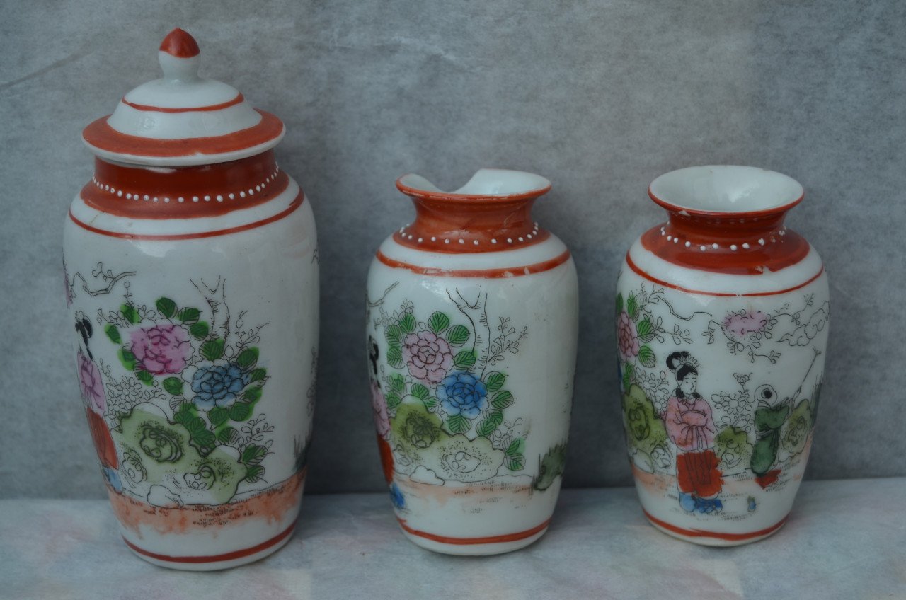 3 Kleine porseleinen vaasjes verm. Chinees.