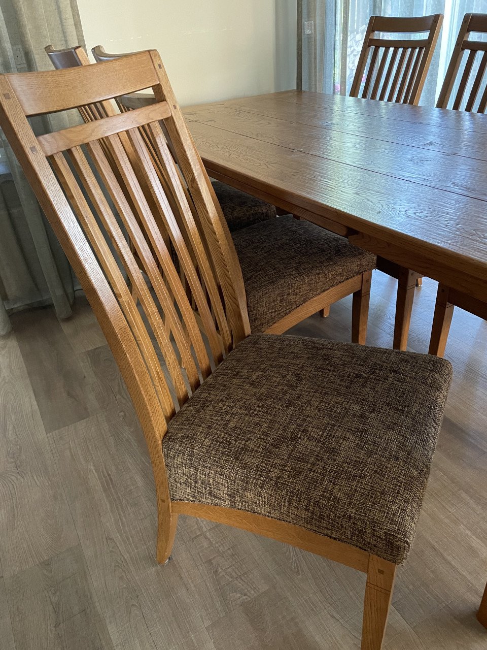 Eiken eettafel met zes stoelen