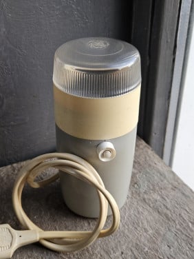 Werkende vintage koffiemolen van H.Smith´s koffie en thee uit groningen