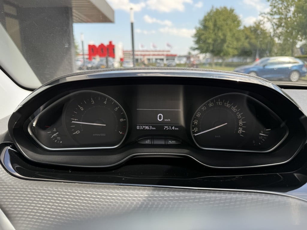 Peugeot 208 1.2 turbo, tech edition // 110pk // 4x nieuwe band, grote beurt