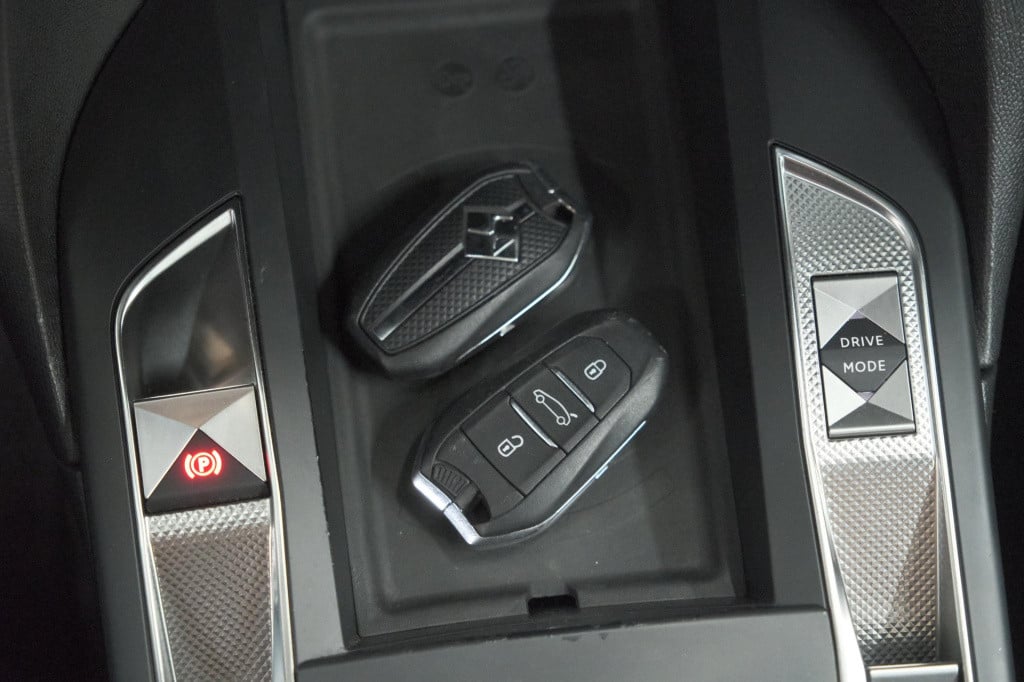 Ds Ds 3 crossback 50 kwh e-tense so chic | camera | dodehoekdetectie | head