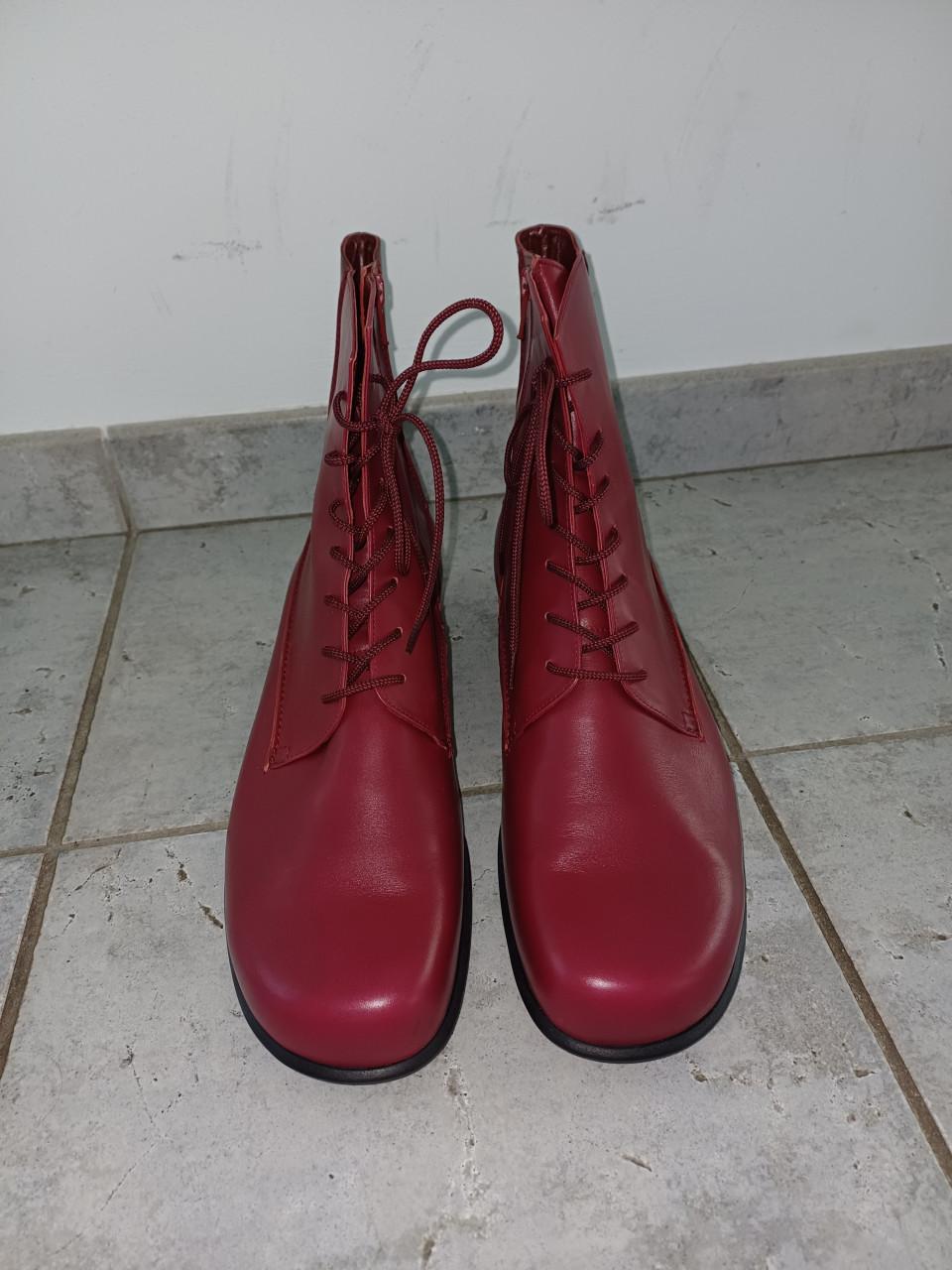 Nieuwe leren rode halfhoge schoenen