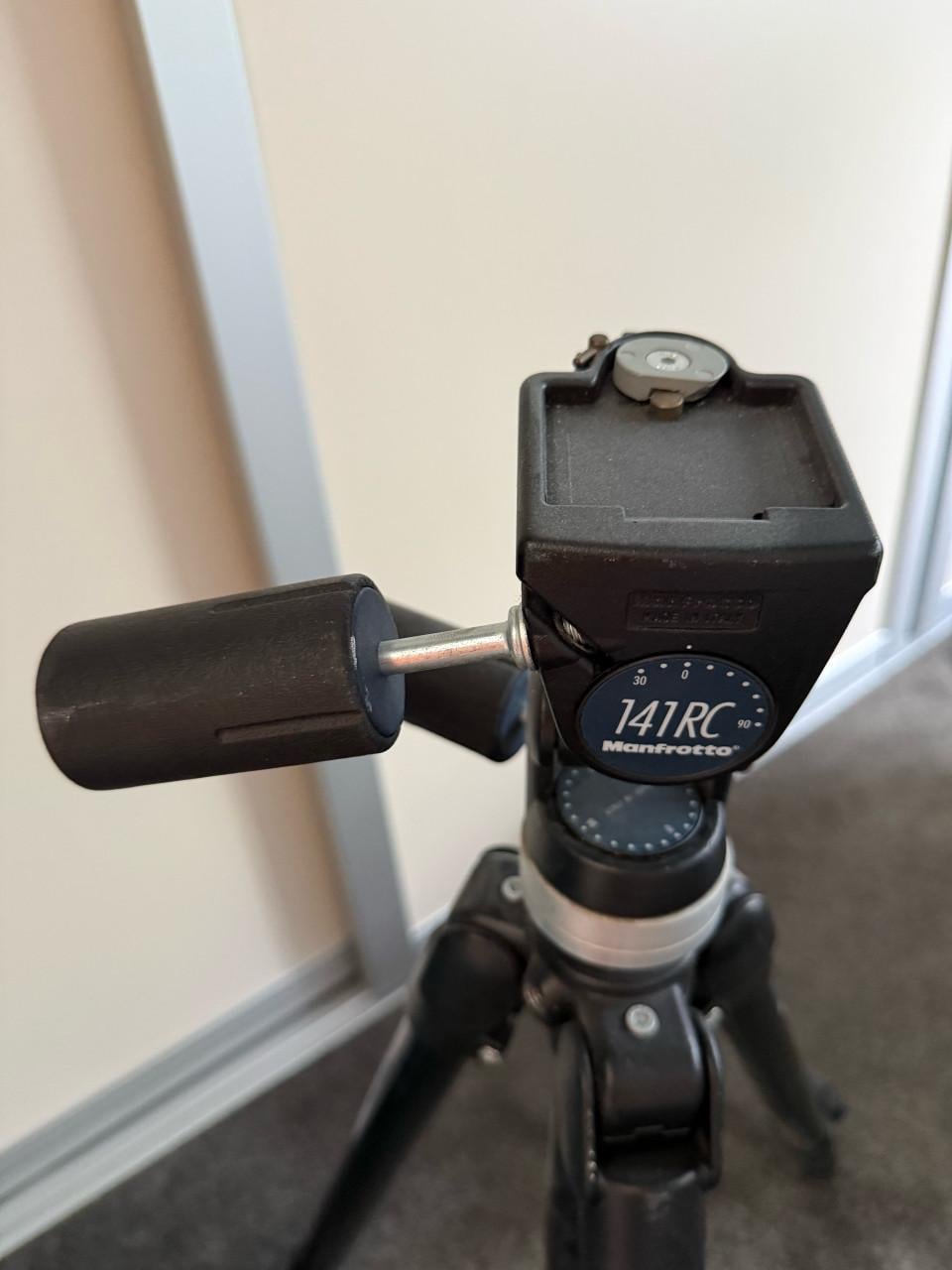Manfrotto 144B statief met 141RC balhoofd