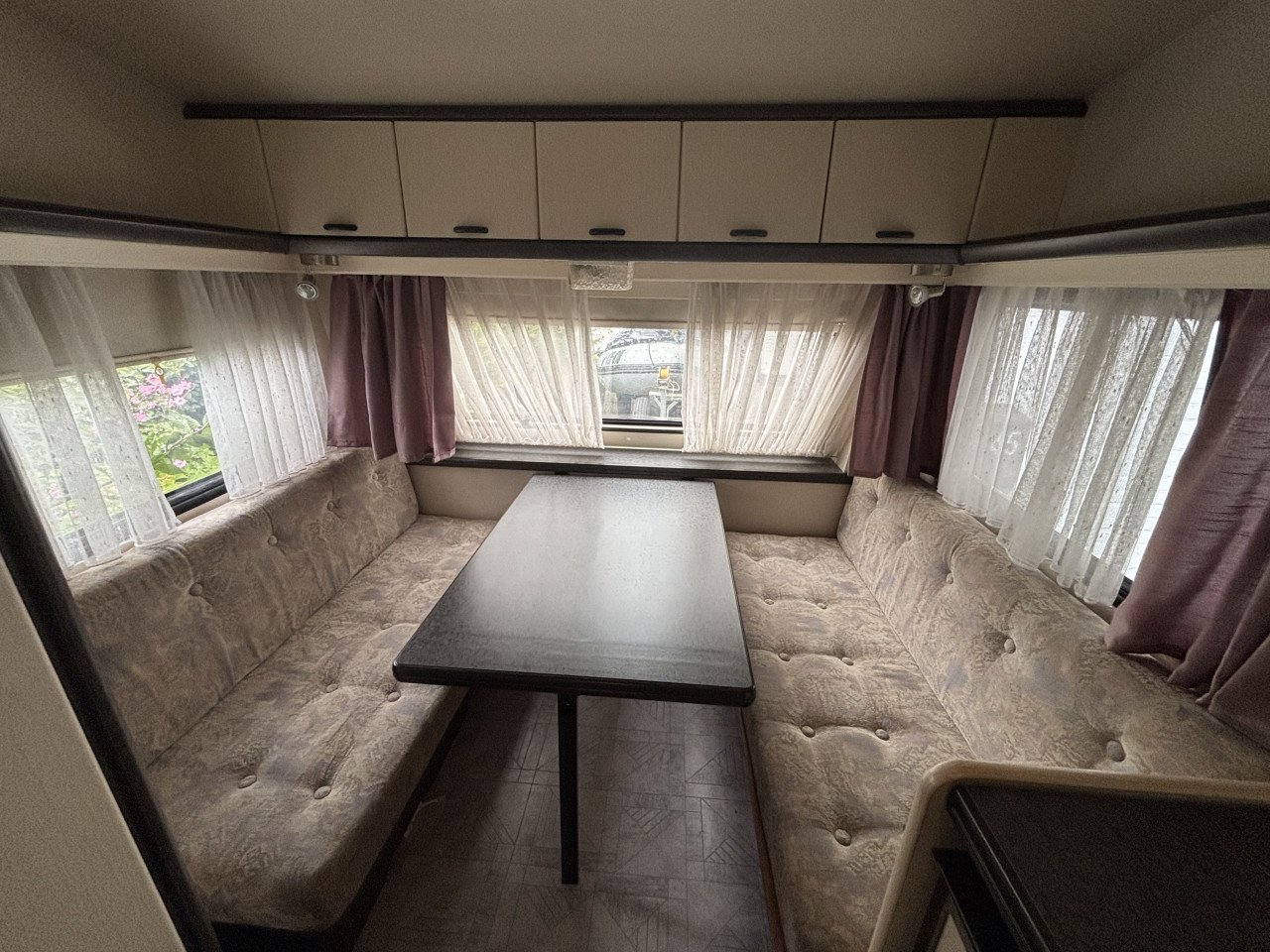 Caravan Hobby Classic met voortent, uitbouw en luifel