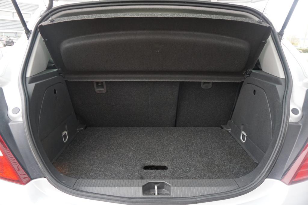 Opel Corsa 1.4-16v airco / navi / cruise / stoelverw. / parkeers. / elektr.