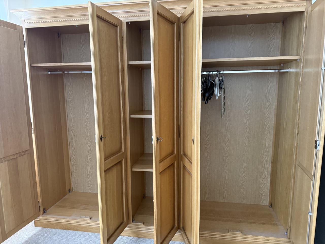 Massief Eikenh 5 deurskast. Hang en leg. In perfecte staat. Zonder krasje.