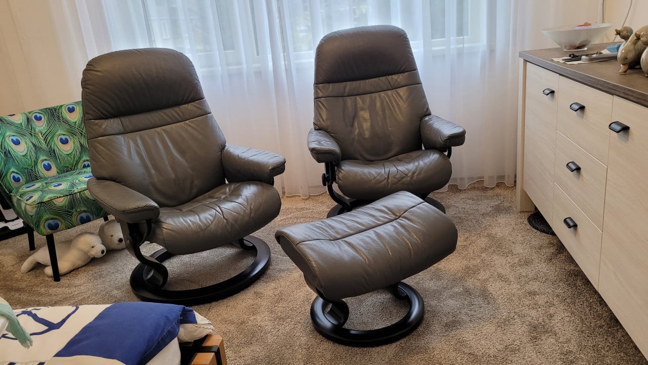 2 lederen StressLess fauteuils,
