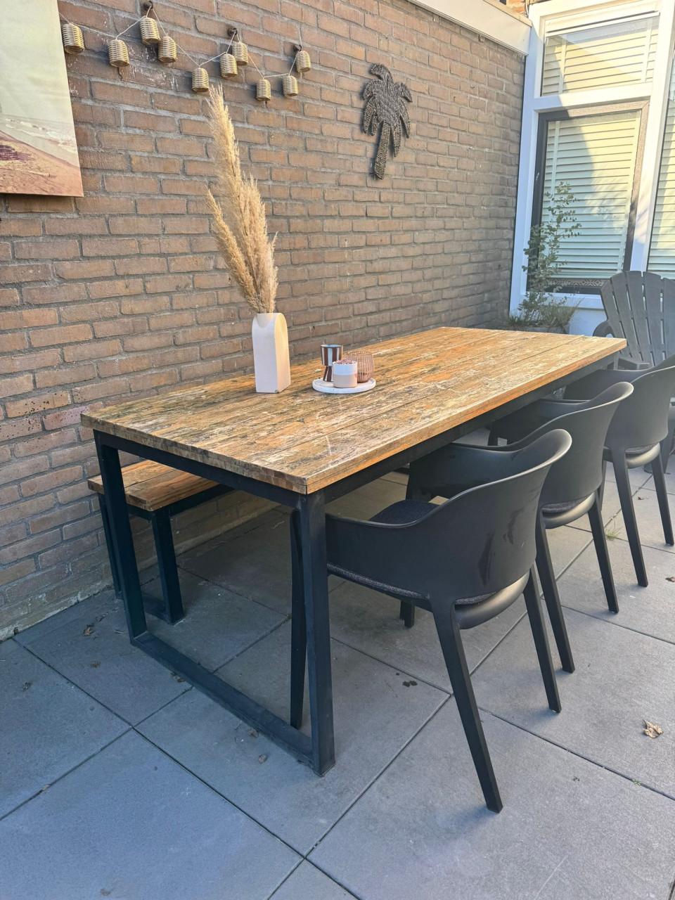 Buiten eethoek met bankje en stoelen