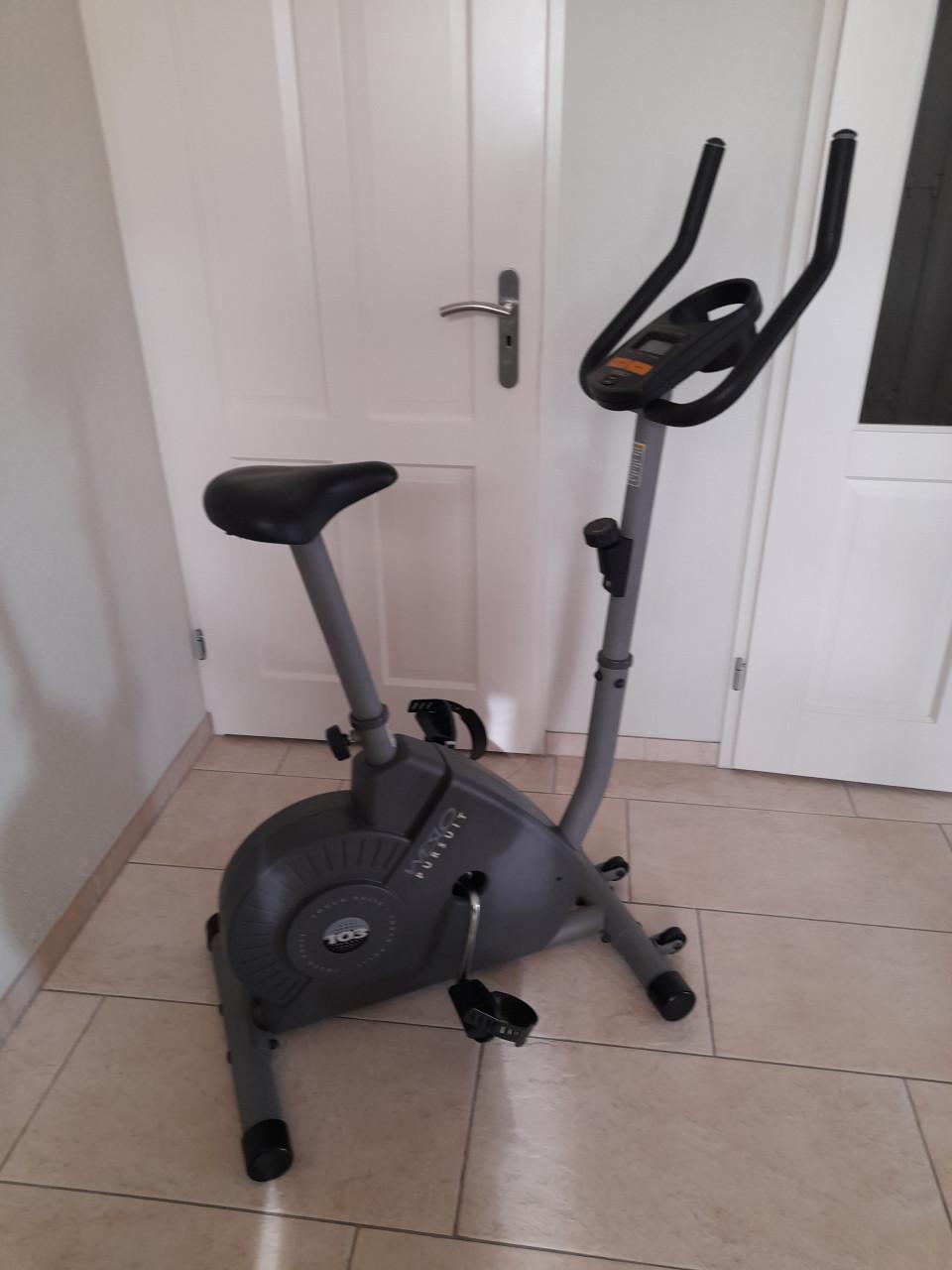 Hometrainer (werkt naar behoren ) in goede staat!  In zwaarte verstelbaar