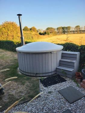 Mooie houtgestookte hottub.