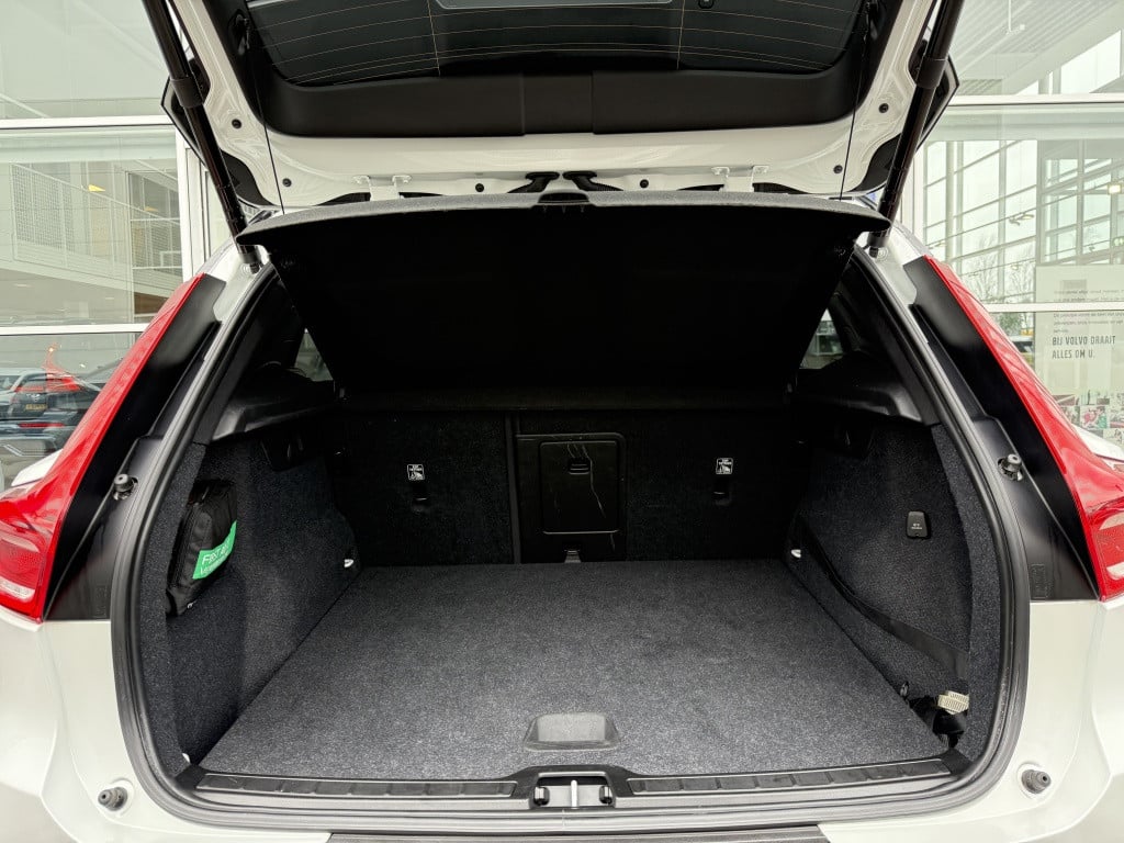 Volvo XC40 t5 262pk recharge business pro| navi| keyless| led| getint glas|