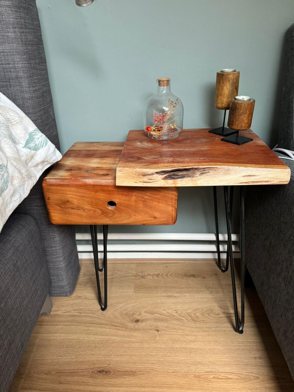 Unieke houten nachtkastjes met hairpin poten