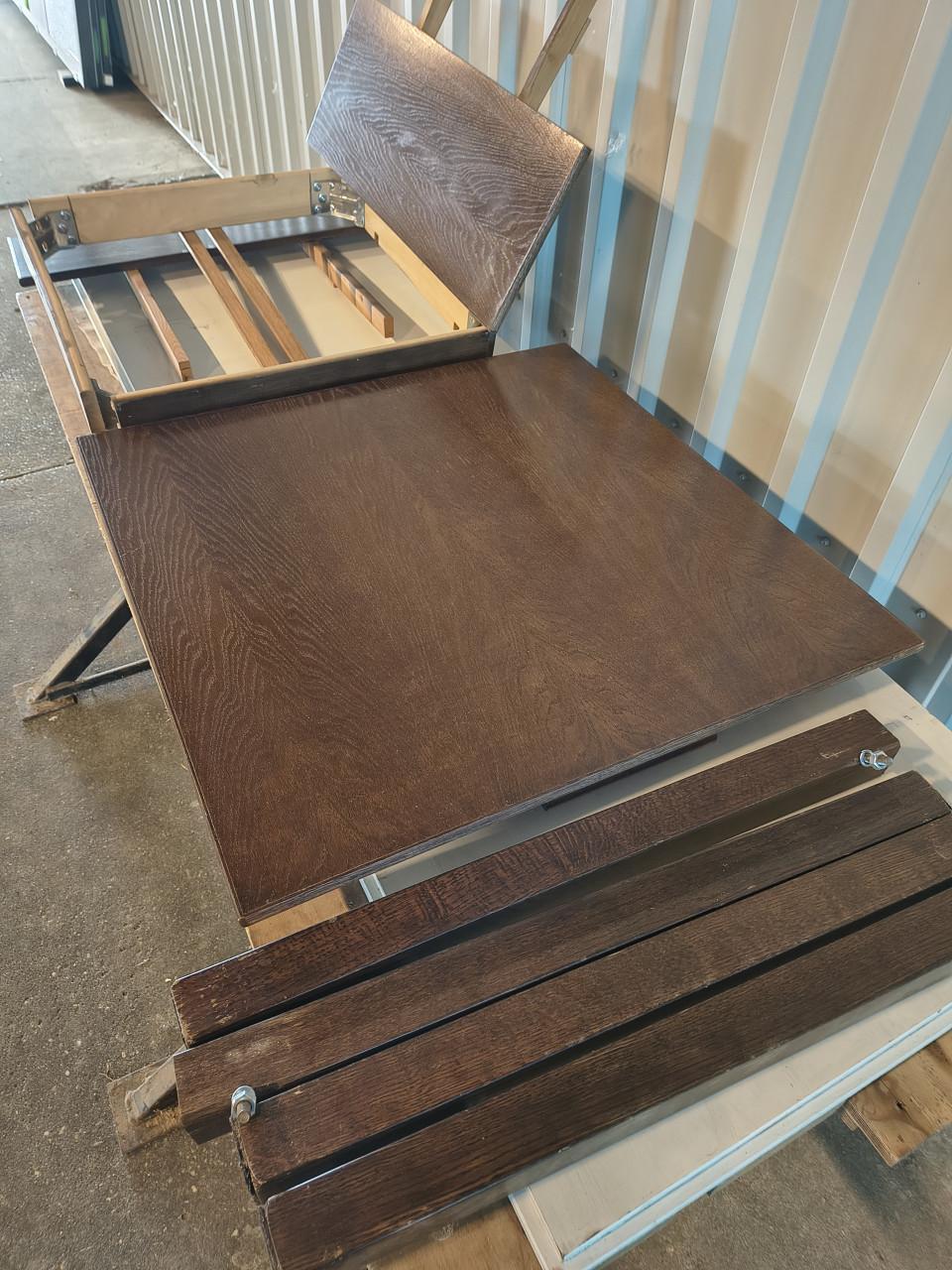 Tafel met 2 stoelen