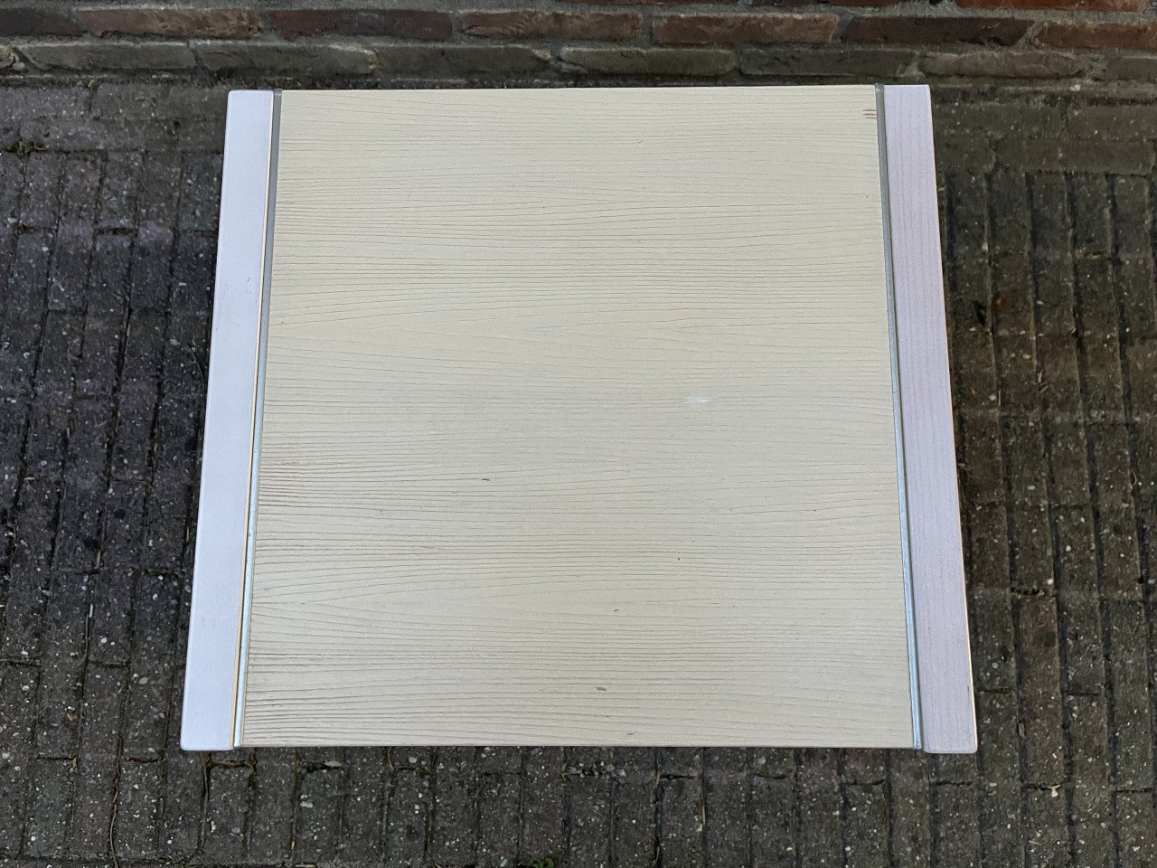 Mooi houten nachtkastje
