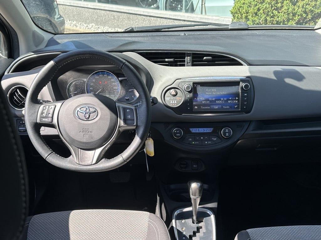 Toyota Yaris 1.5 hybrid lease i camera i automaat i airco l navigatie i zee
