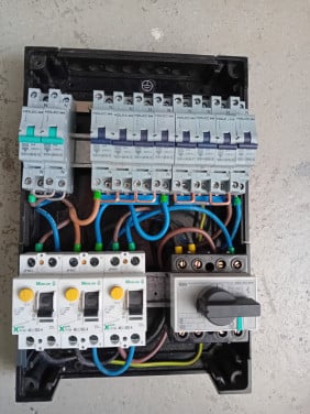 Groepenkast Holec, 8 gr. 16 A met kookautomaat 2 x 230 V en hfdsch. 40 A.