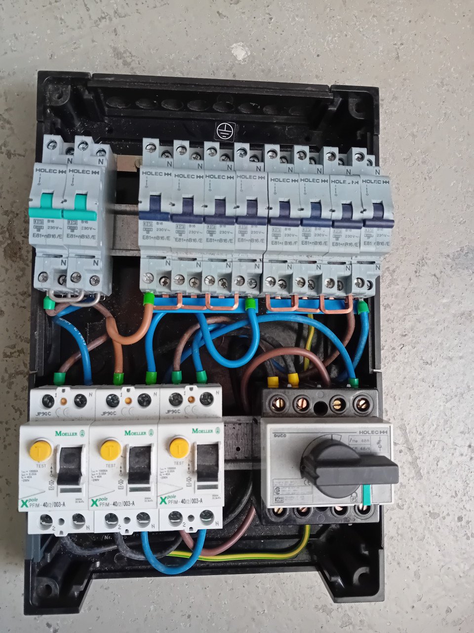 Groepenkast Holec, 8 gr. 16 A met kookautomaat 2 x 230 V en hfdsch. 40 A.