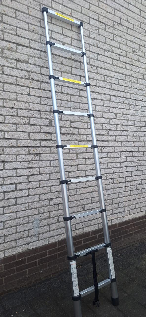 Telescopische ladder, uitgeschoven 2.60 meter.