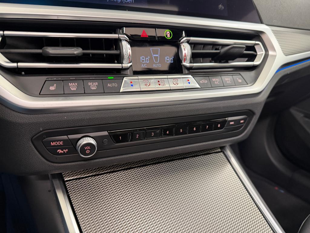 BMW 3-serie 330e m-sport | schuif/kanteldak | elektrische stoelen | verwarm