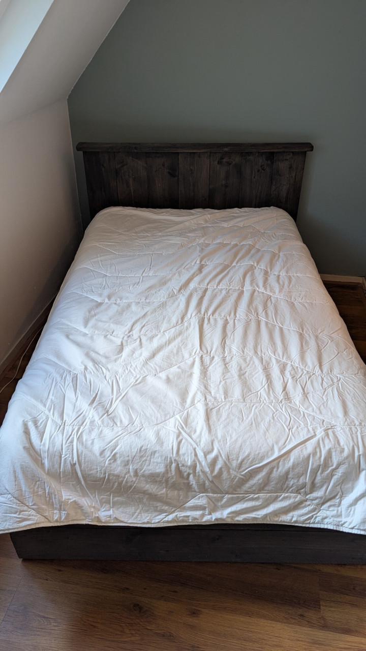 Steigerhouten bed