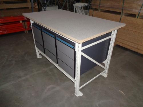 Meerdere werktafels werkbanken  met en zonder ladenkasten .