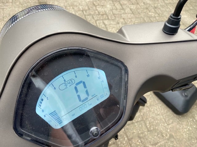 Aanbieding nieuwe vespa look Santini Capri scooters direct leverbaar 1899 e