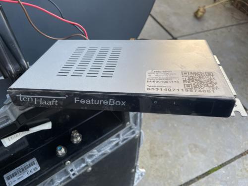 OYSTER schotel antenne met een TEN HAAFT featurebox